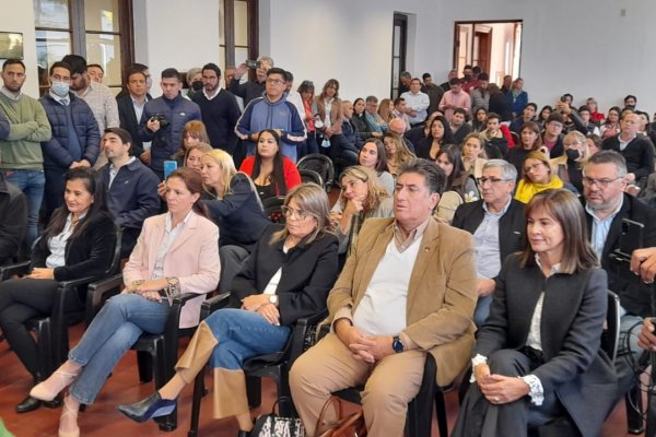 Partido gobernante: Sin la presencia del Gobernador asumieron las autoridades de la UCR correntina