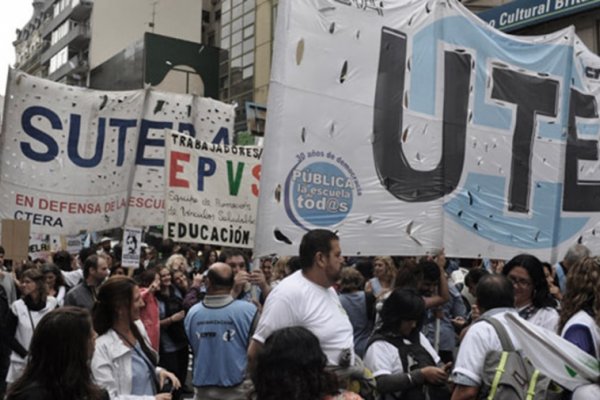 Docentes de UTE paran y se movilizan contra la reforma del estatuto que impulsa Larreta