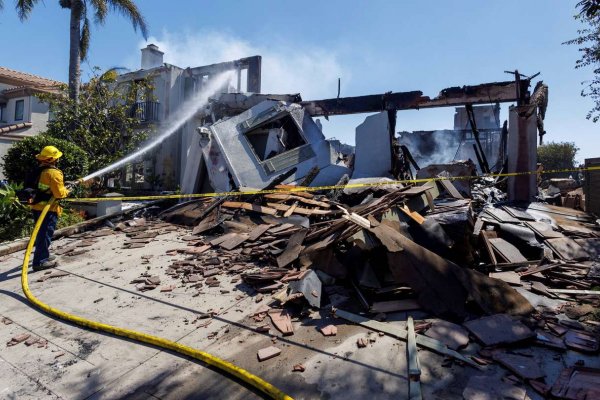 Un incendio en California arrasó con al menos 20 mansiones de lujo