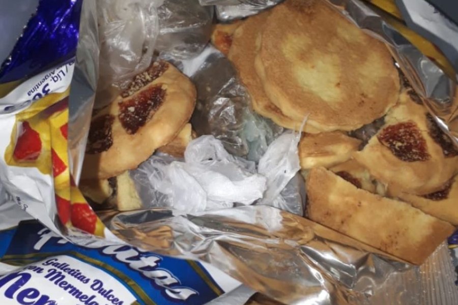Mujer intentó ingresar droga a la comisaría en un paquete de galletitas