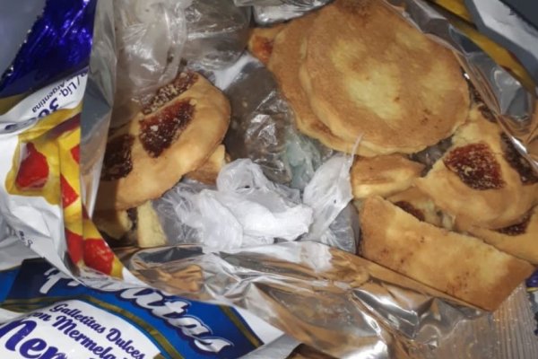 Mujer intentó ingresar droga a la comisaría en un paquete de galletitas