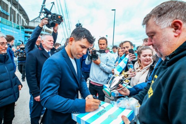 El City homenajeó al Kun Agüero con la inauguración de una estatua