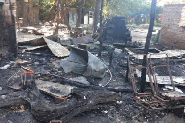 Solicitan ayuda para la familia que quedó en la calle por el incendio de su casa