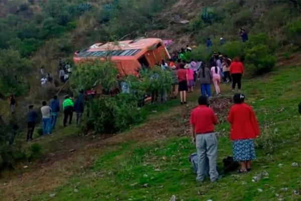 Al menos 11 muertos y 34 heridos al caer un colectivo al abismo en Perú