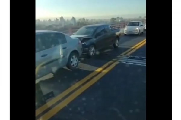 Demoras en el cruce sobre el puente Corrientes Chaco por choque múltiple