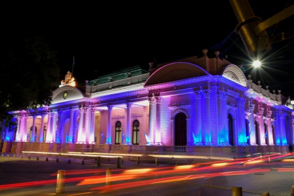 Iluminan la Casa de Gobierno por la Semana de Mayo