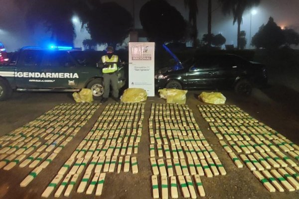 Abandonan un automóvil con más de 182 kilos de marihuana