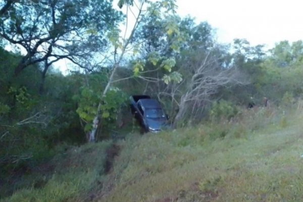 Corrientes: perdió el control de su camioneta y terminó en el monte