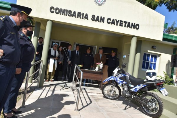 La municipalidad de Riachuelo entregó a la Policía, una motocicleta 0KM para el servicio de prevención de la fuerza