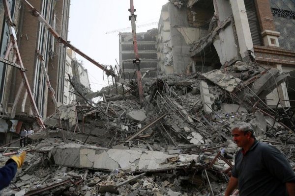 Ascienden a diez los muertos por el derrumbe de un edificio en Irán
