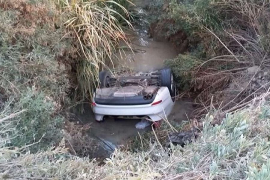 Tragedia: encontraron a una pareja muerta en un auto sumergido en un desagüe