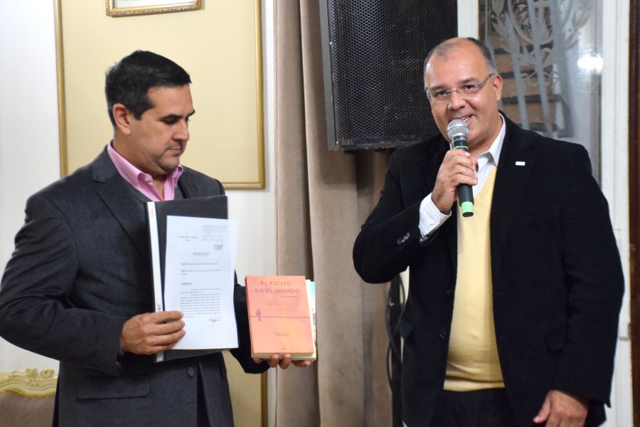 El Intendente de Curuzú Cuatiá recibió a su par de Caá Catí que donó libros a bibliotecas populares locales