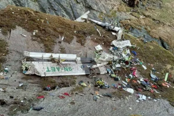 Hallaron 16 cadáveres de las personas que viajaban en el avión que se estrelló en Nepal
