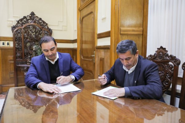 Valdés firmó acuerdos para realizar más obras en Empedrado y Loreto