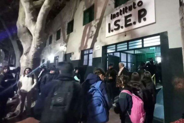 Alumnos amenazaron con llevar armas de fuego a la escuela y matar a una compañera