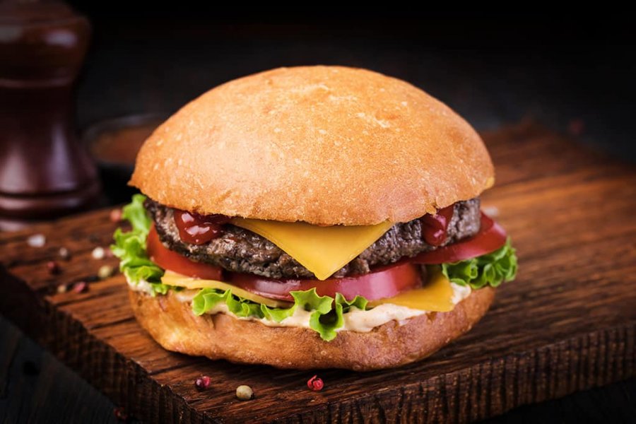Ola polar: una hamburguesería desafió a comer gratis en musculosa, bermudas y ojotas