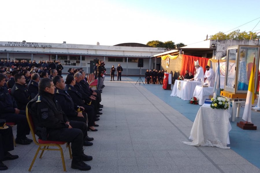 El Obispo auxiliar Monseñor José Adolfo Larregain celebró la misa de confirmación de seis cadetes