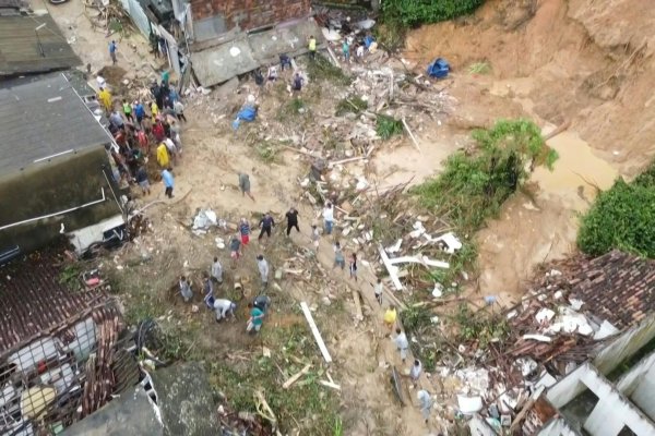 Aumentan a 100 los fallecidos por las lluvias torrenciales en el noreste de Brasil