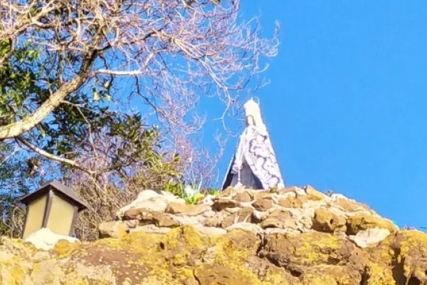 Entronizaron una nueva imagen de la Virgen de Itatí sobre la piedra