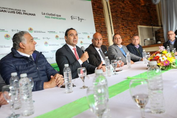 Valdés firmó convenios con intendentes del Gran Corrientes para fortalecer el turismo en la región