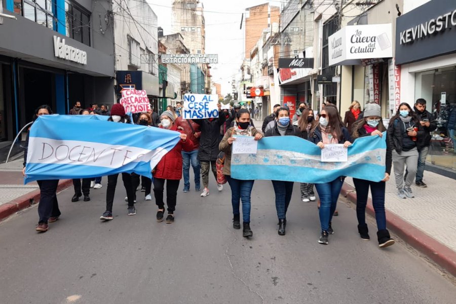 Corrientes: Docentes marchan y protestan por cesantías frente al ministerio de Educación