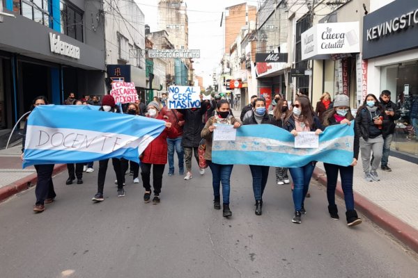 Corrientes: Docentes marchan y protestan por cesantías frente al ministerio de Educación