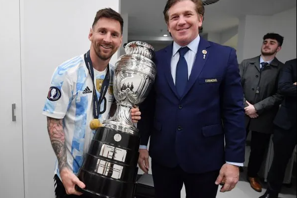 Le entregaron una réplica de la Copa América a Messi