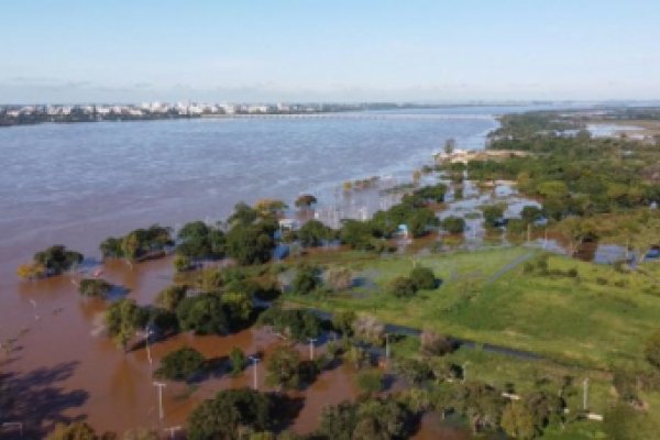 Desde este mediodía el río Uruguay se muestra estacionado en el puerto Santo Tomé