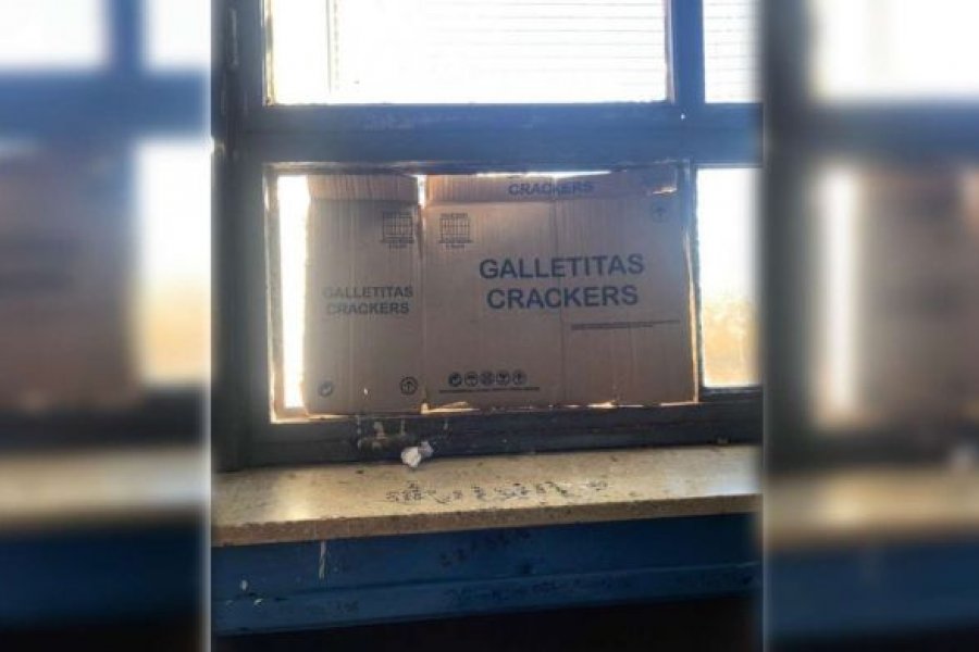 La Plata: Alumnos taparon ventanas quebradas con cartones por el frío
