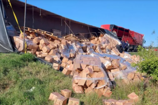 Volcó camión cargado de jabón