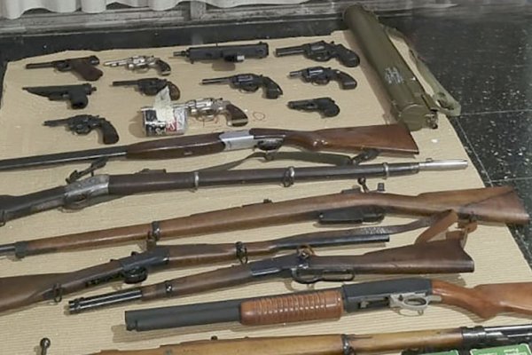 Vendía armas por internet: tenía fusiles, ametralladora y hasta un lanzamisil