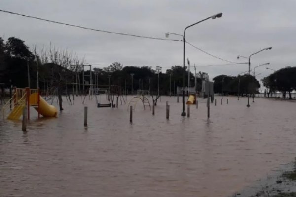 El agua llegó a la costanera de Paso de los Libres y asisten a 10 personas