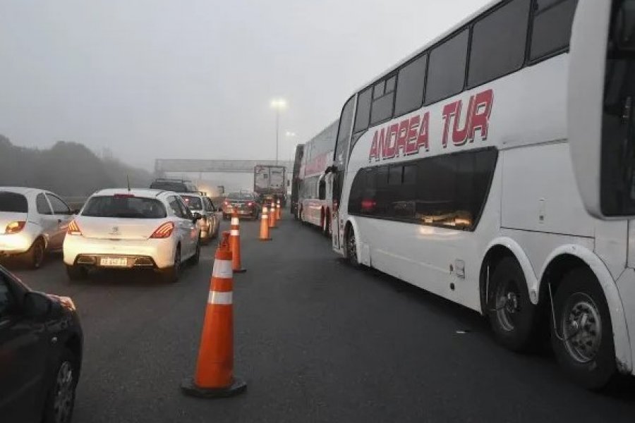 Caos en la autopista Buenos Aires-La Plata por una protesta de choferes de micros