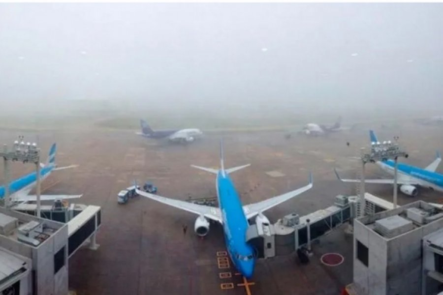 Una veintena de vuelos afectados por la niebla en Ezeiza y cuatro en Aeroparque