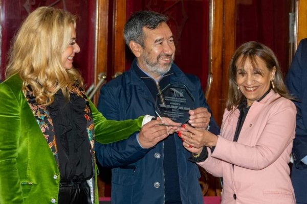 El Instituto de Cultura recibió el premio Puente Manuel Belgrano
