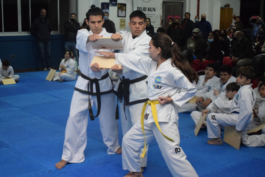 Más de 50 nuevos graduados de taekwondo