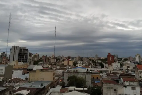Corrientes con cielo nublado y lloviznas