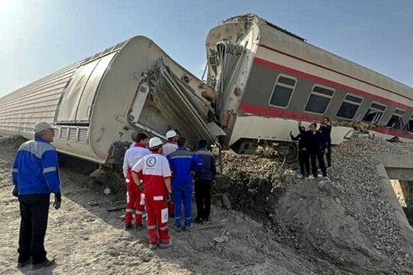 Al menos 17 muertos y decenas de heridos al descarrilar un tren en Irán