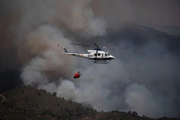 Málaga: evacúan a más de 2 mil personas por el avance de un gran incendio forestal