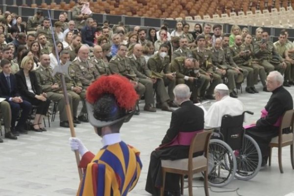 El Papa agradeció a militares por el discreto e importante servicio que prestan