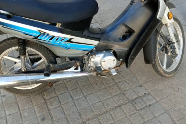 Menor se encuentra grave tras chocar con su moto