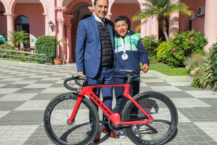 Valdés recibió a joven goyano campeón argentino de ciclismo y le entregó una bicicleta para sus futuras competencias