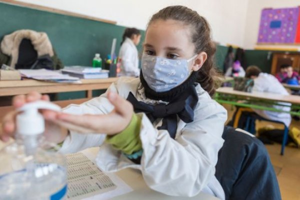 Toman medidas en colegios y centros de salud ante el aumento de casos de covid