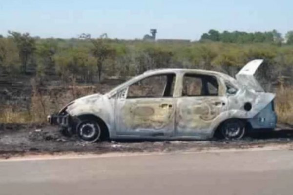 Despistó y su auto prendió fuego