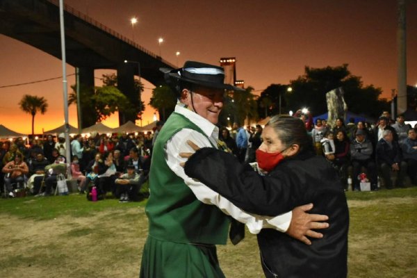 El paseo Arazaty recibió lo mejor del chamamé y la gastronomía local