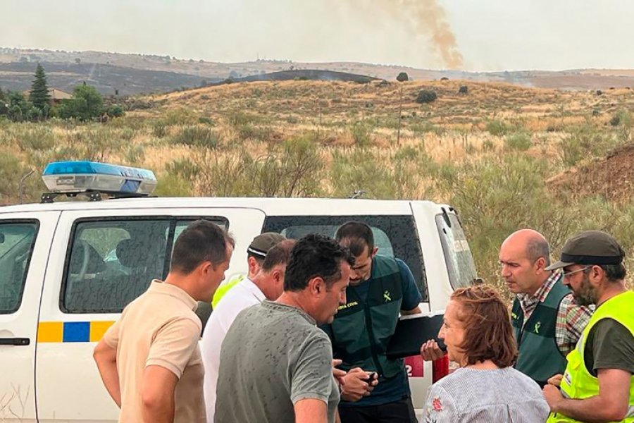 Evacuan un parque de diversiones por incendio forestal en España