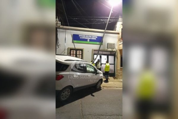 Conductor borracho chocó y destrozó un poste de alumbrado público