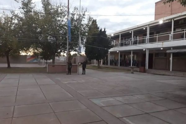 Una maestra le regaló zapatillas a un alumno y él se las dio a su mamá para que vaya al trabajo