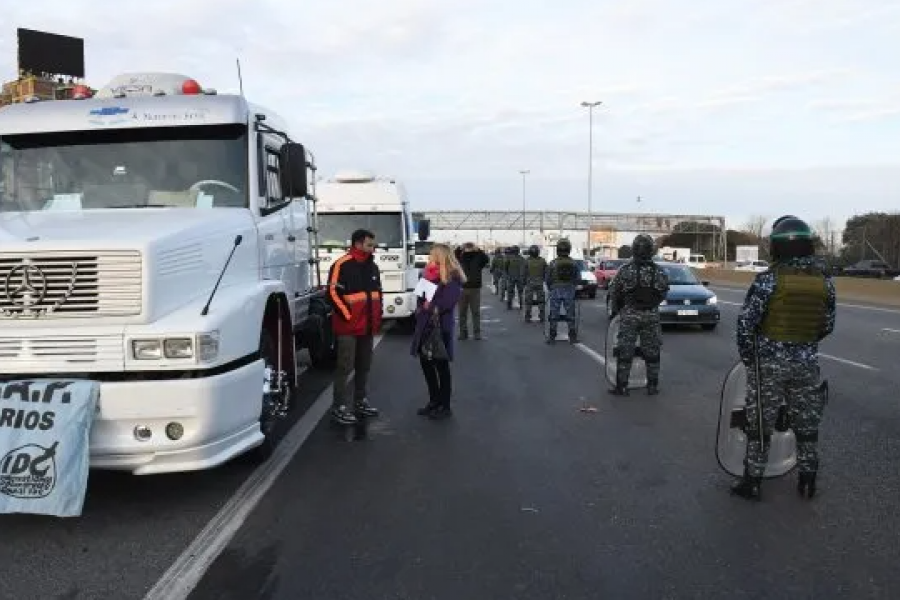 Tras la intimación de Berni camioneros levantan el corte de la Buenos Aires-La Plata