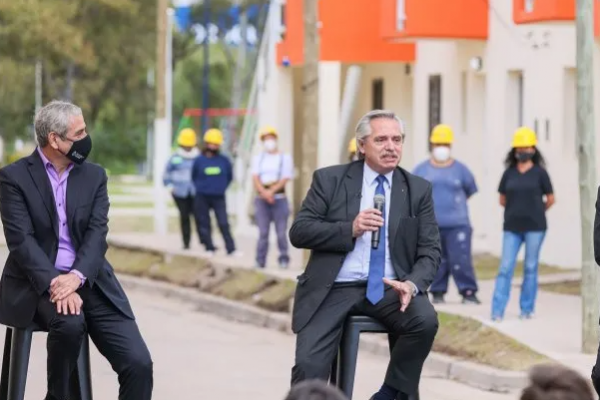 Alberto entrega viviendas en Ensenada